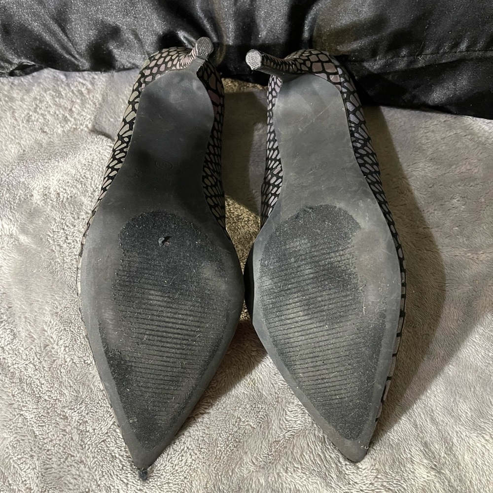 Wild Diva black, reflective snake skin pumps. Size 10 - Picture 4 of 6